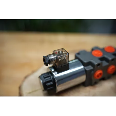 12V Solenoid Directional Valve 90 L/min, 6/2 Divider for 3rd Function