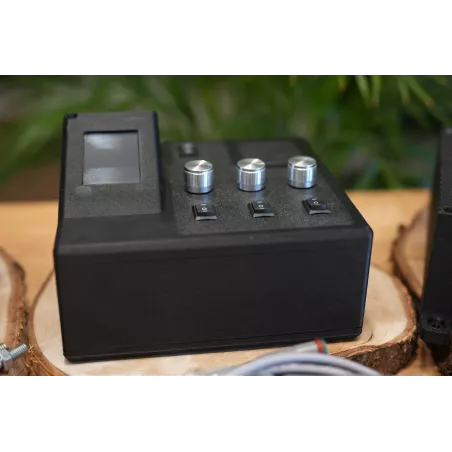 Fire Salamander Medium with 3 potentiometers + 3 switches forward/0/backward