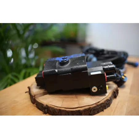 Electric Proportional Joystick + 2rd Function Walvoil DLM142/2 80 L/Min 21 GPM