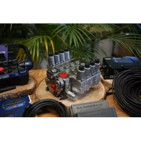 Electric Valve Walvoil DPX050 4 Sections + Scanreco Mini G2B Remote